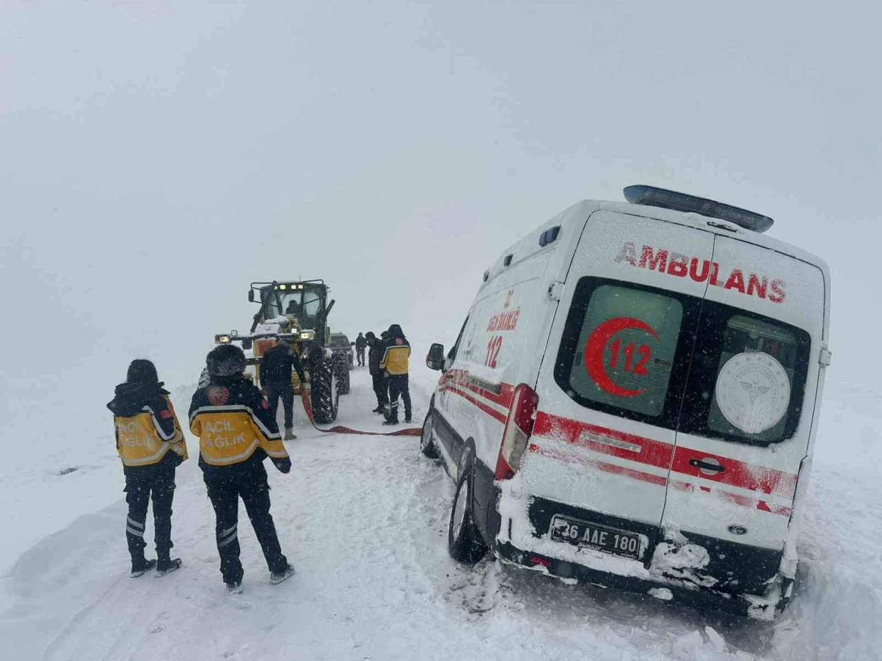 Kars&rsquo;ta kar esareti: Karda mahsur kalan ambulansların imdadına &ouml;zel idare yetişti
