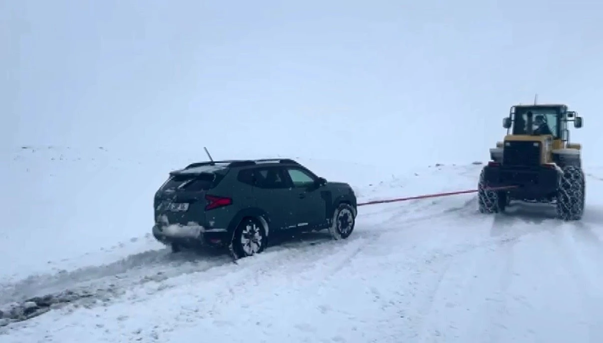 Kars&rsquo;ta kar ve tipi ge&ccedil;it vermiyor
