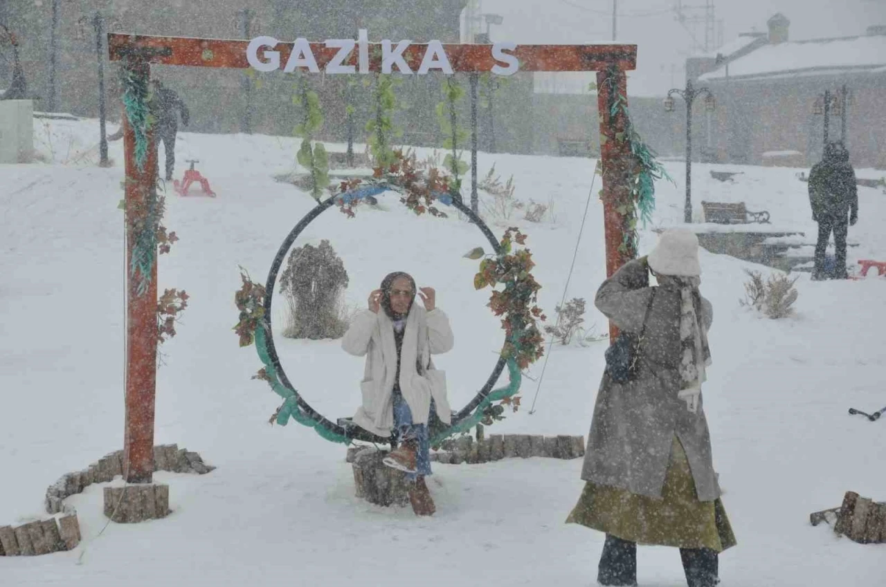 Kars&rsquo;ta kar yağışı eğlenceye d&ouml;n&uuml;şt&uuml;
