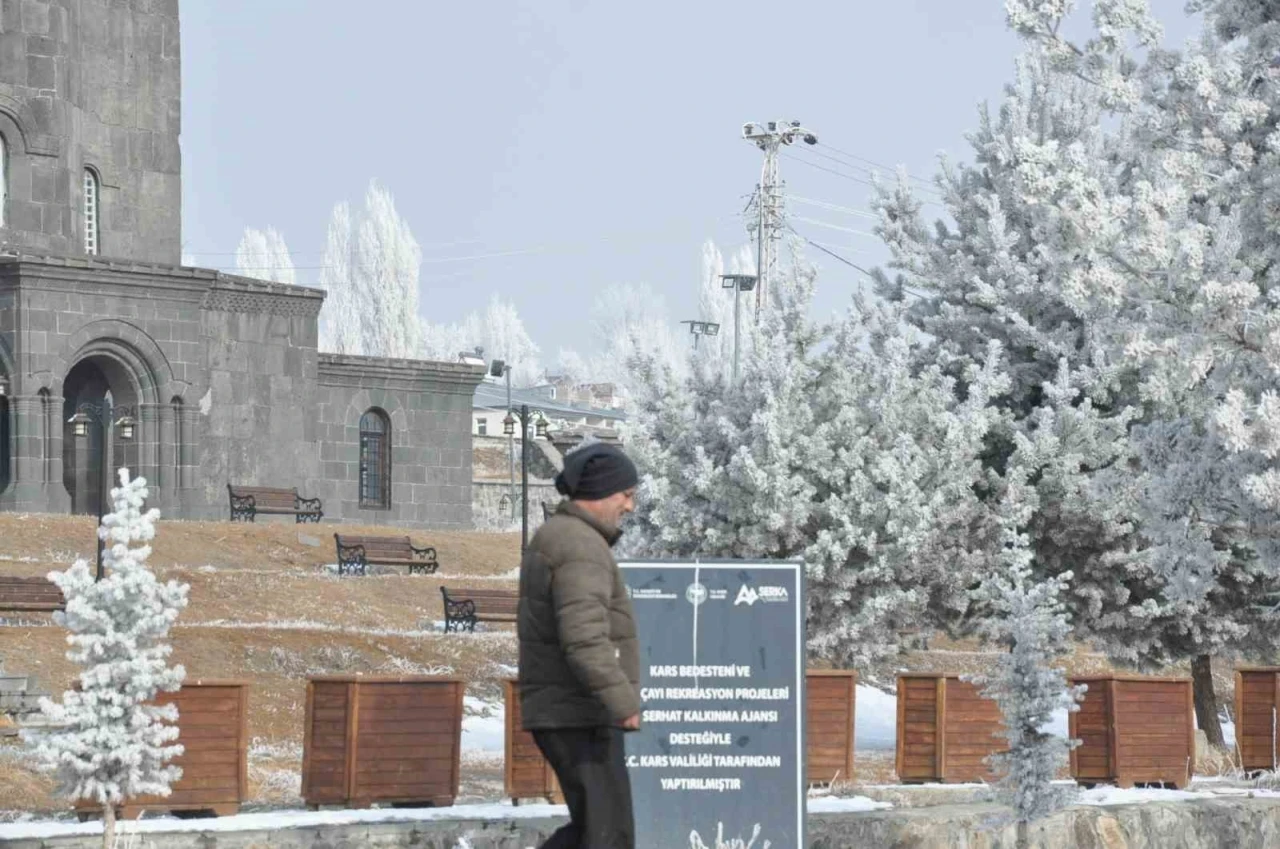 Kars’ta kırağı manzarası mest etti