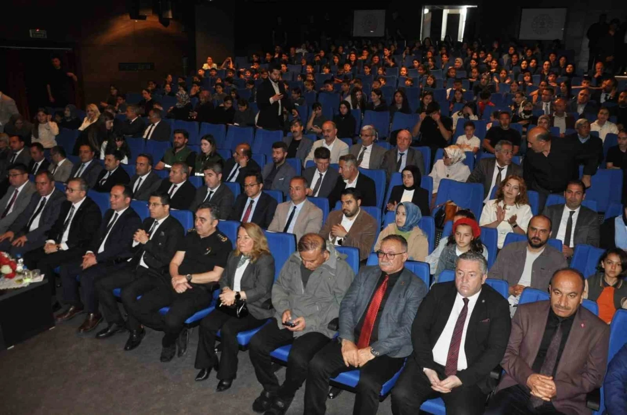 Kars&rsquo;ta kitap seferberliği: 98 bin kitap okundu, en &ccedil;ok okuyan &ouml;ğrenci ve veliler &ouml;d&uuml;llendirildi
