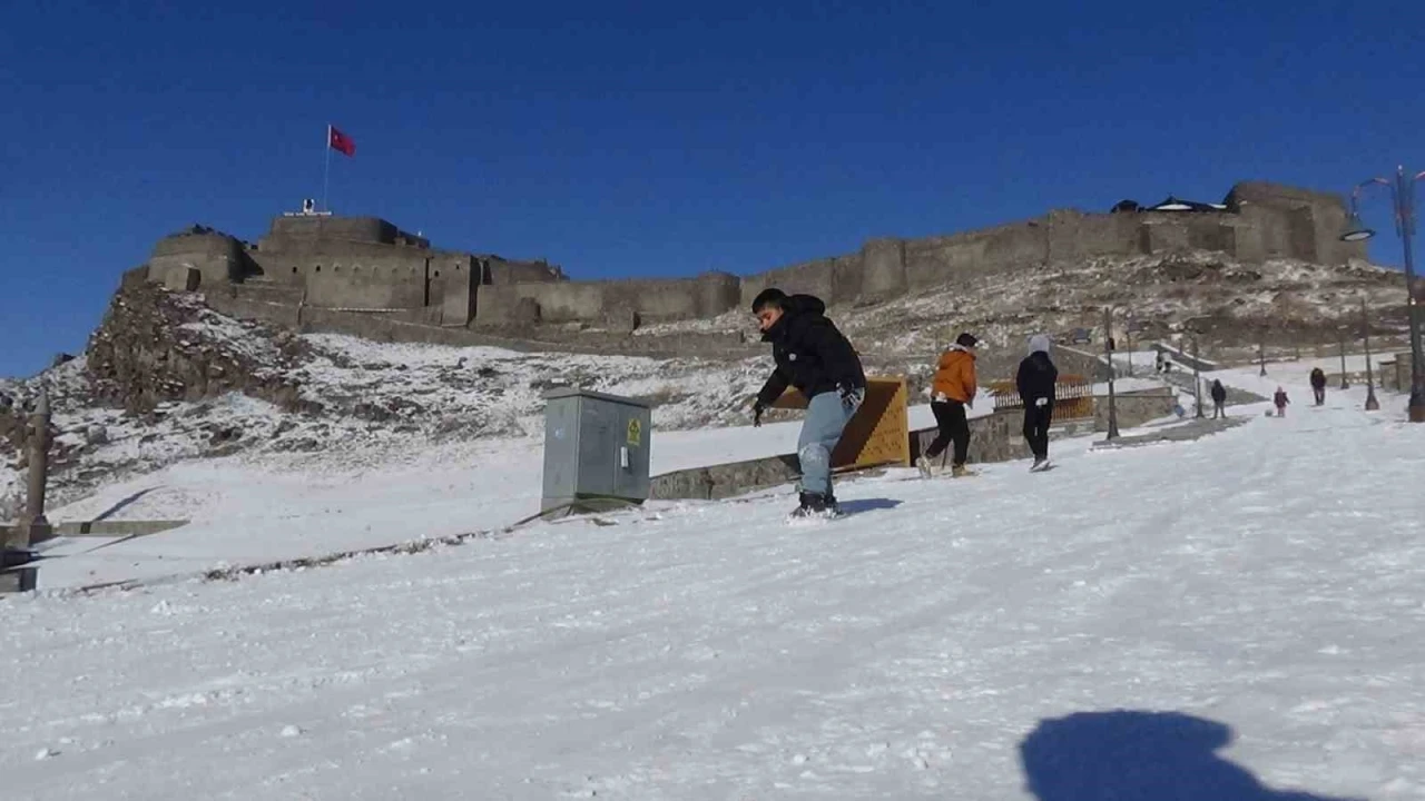 Kars&rsquo;ta kızağını kapan kale yokuşuna koştu
