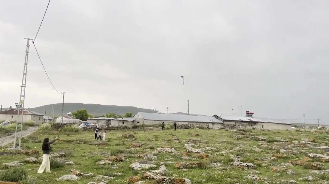Kars&rsquo;ta k&ouml;y &ccedil;ocuklarının u&ccedil;urtma sevinci
