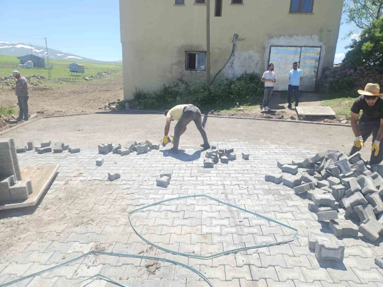 Kars&rsquo;ta k&ouml;ylerde kilit parke taşı yol &ccedil;alışmaları başladı
