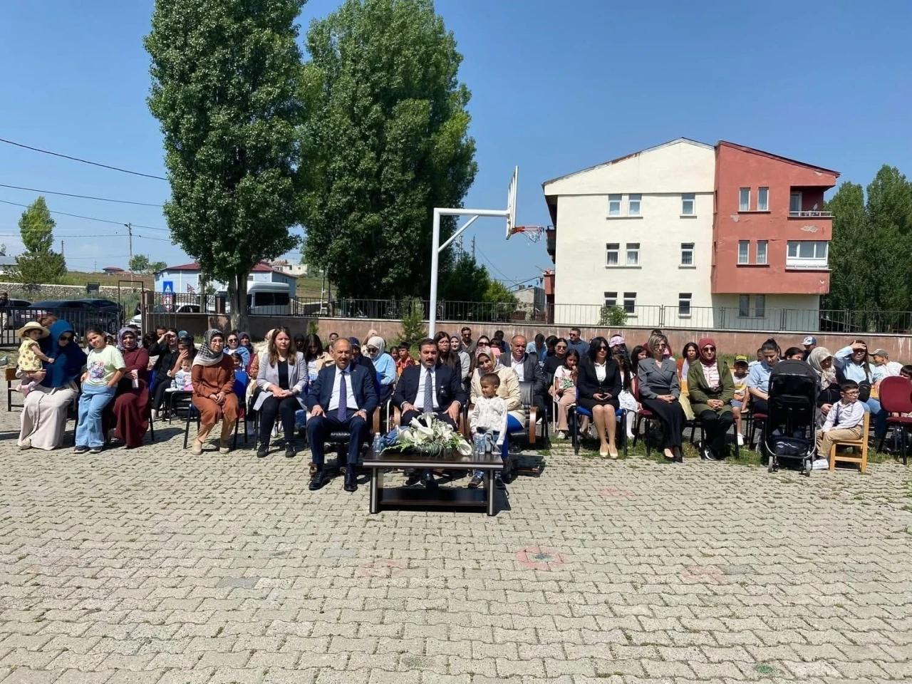 Kars’ta öğrencilerden coşkulu yılsonu şenliği
