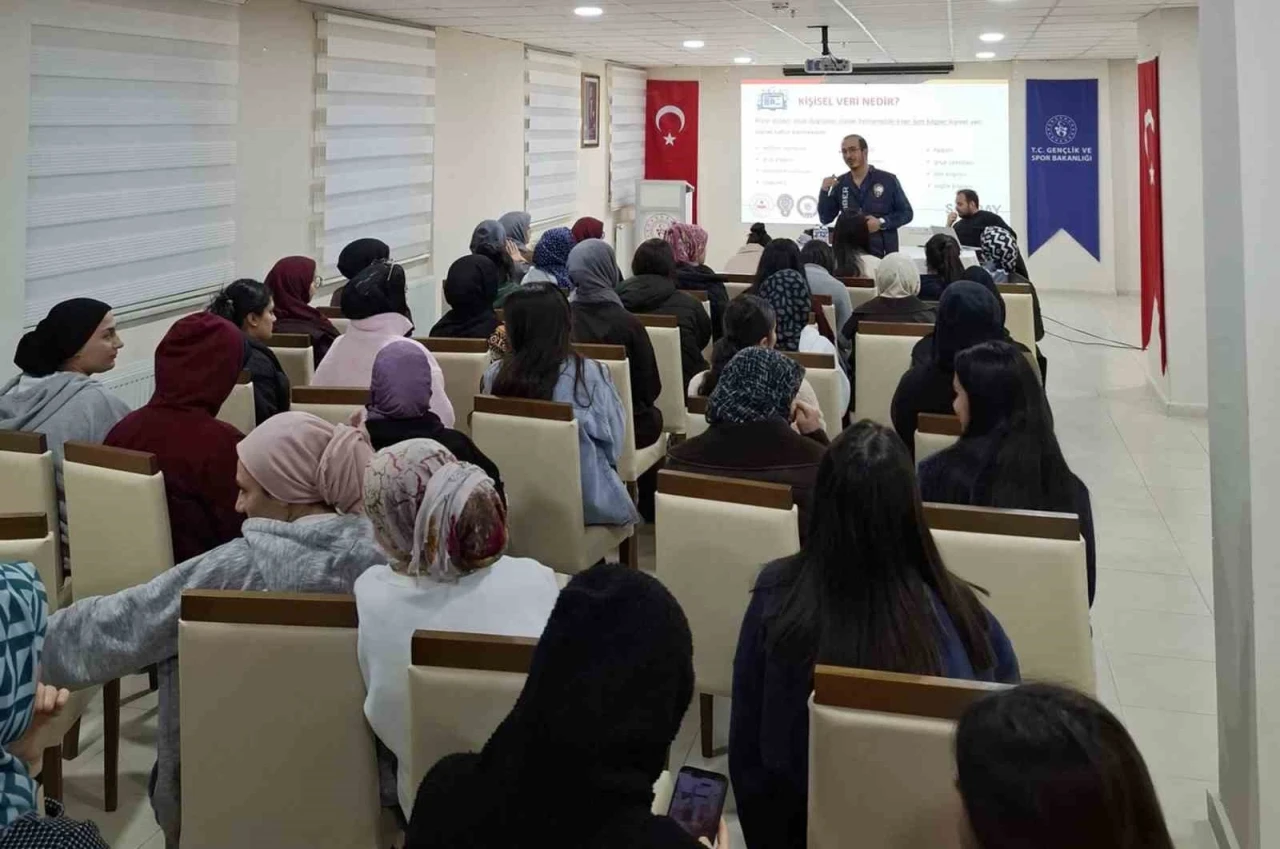 Kars&rsquo;ta &ouml;ğrencilere siber g&uuml;venlik eğitimi

