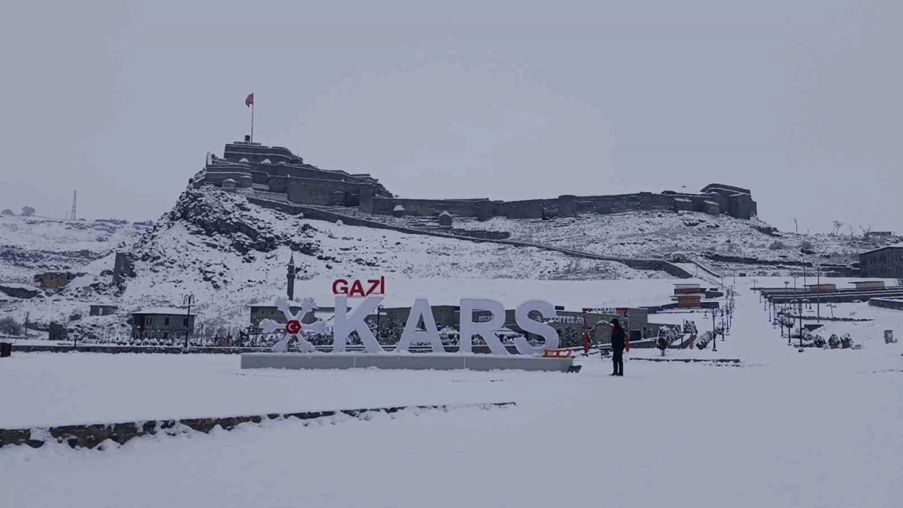 Kars&rsquo;ta okullar tatil edildi, u&ccedil;ak seferleri iptal!

