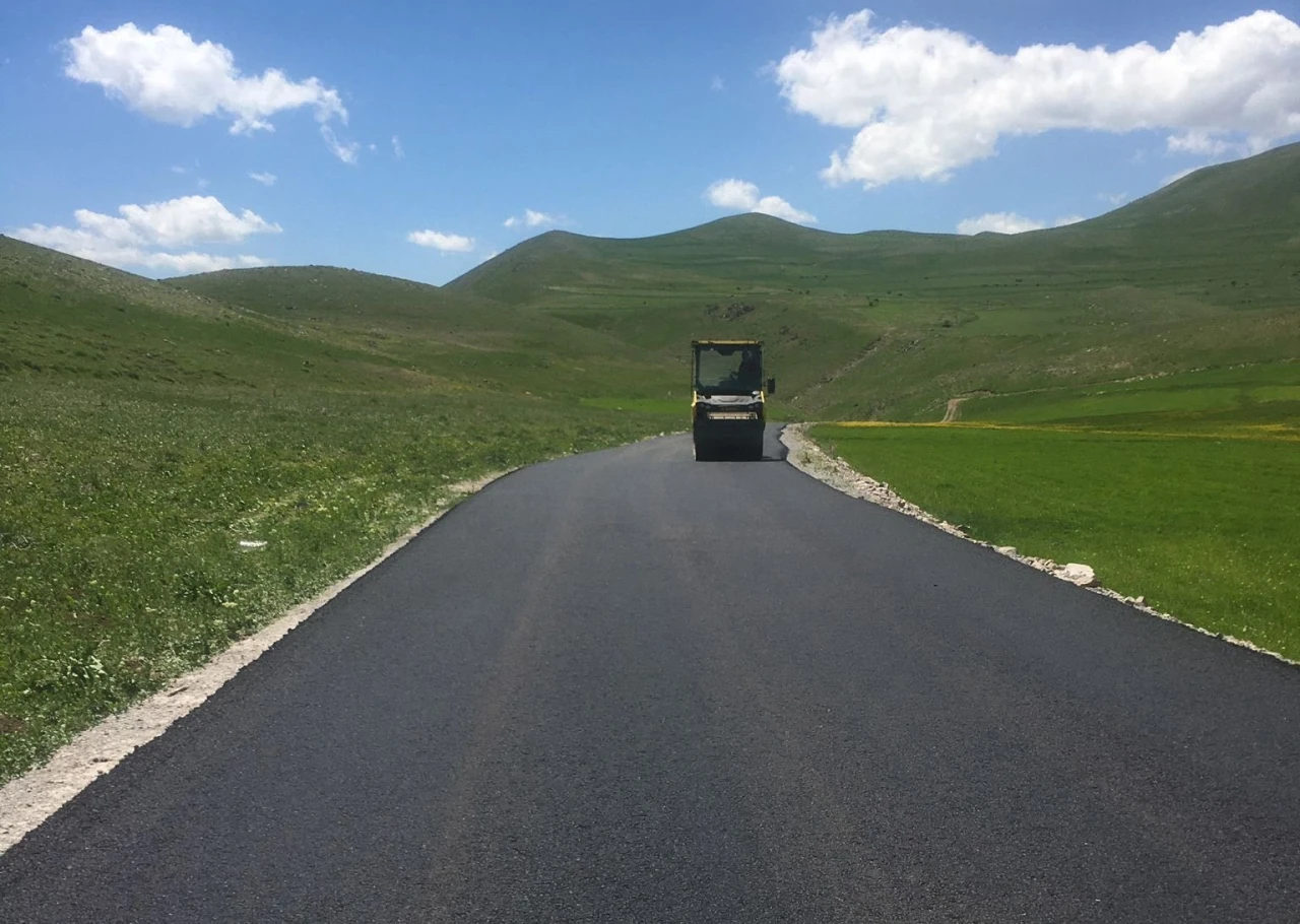 Kars’ta Özel İdare yaptığı yollarla uzağı yakın ediyor
