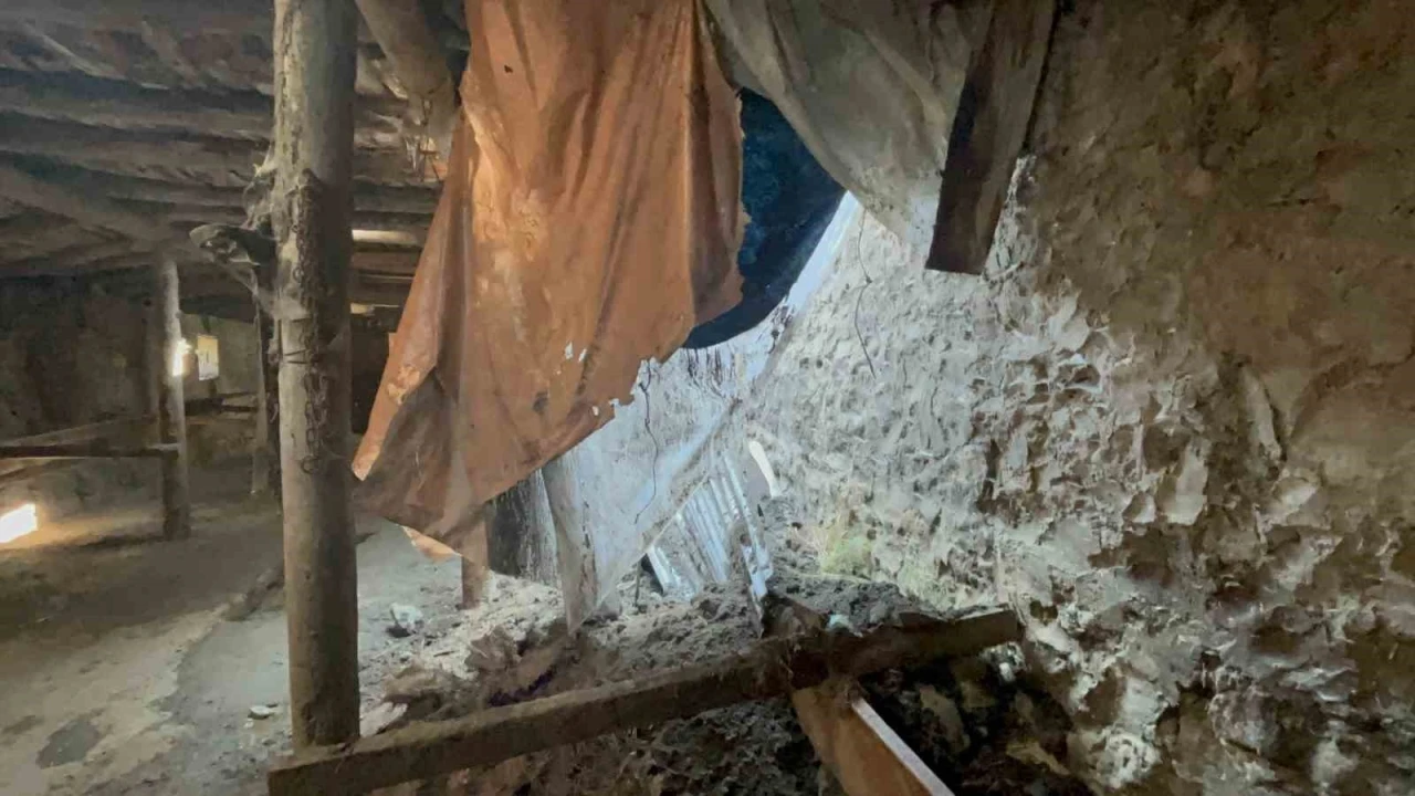 Kars&rsquo;ta sağanak yağış ahırı &ccedil;&ouml;kertti
