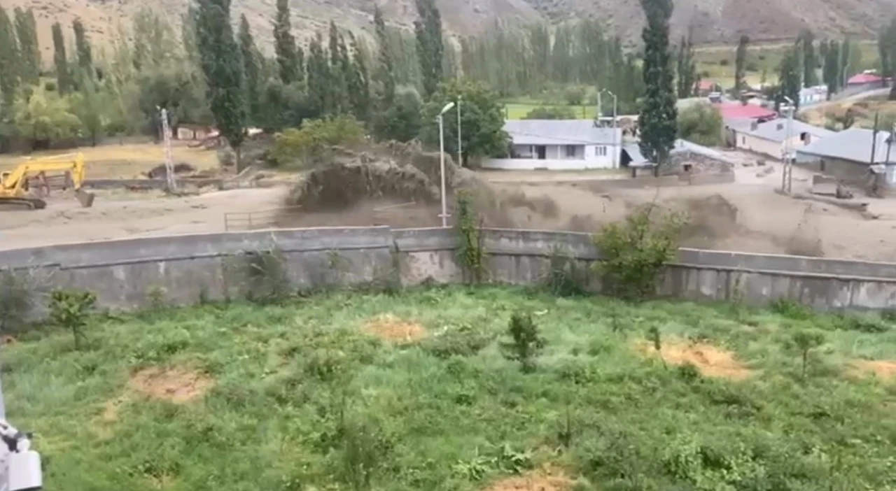 Kars’ta selin geliş anı kamerada

