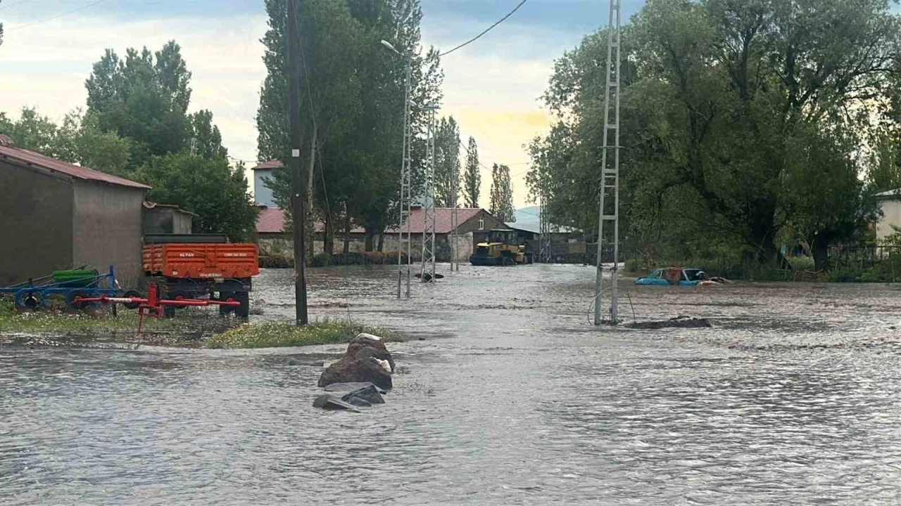Kars&rsquo;ta selin ortasında mahsur kalan yaşlı &ccedil;ift kurtarıldı
