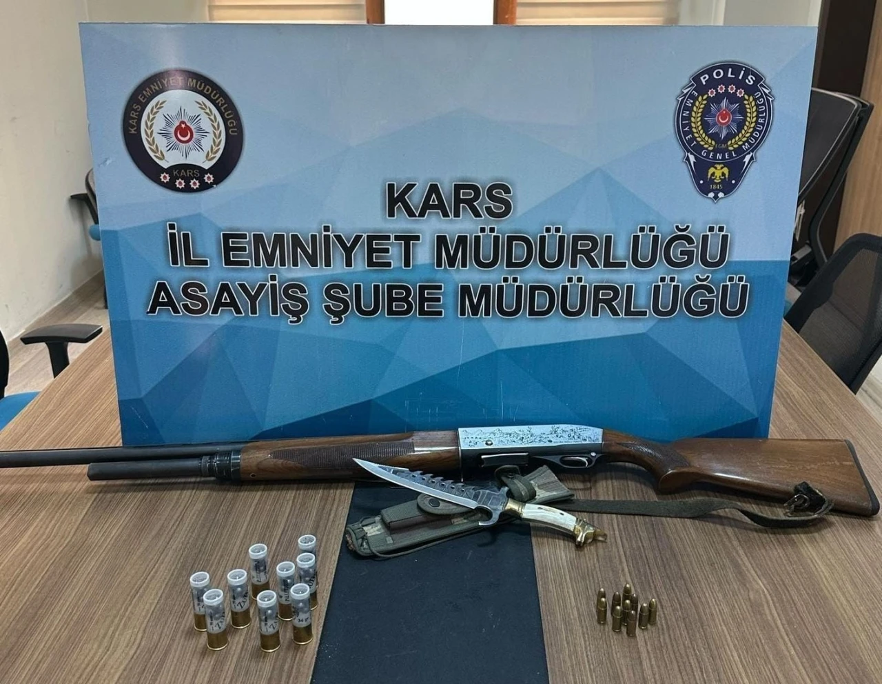 Kars’ta silah, tüfek ve mühimmat ele geçirildi
