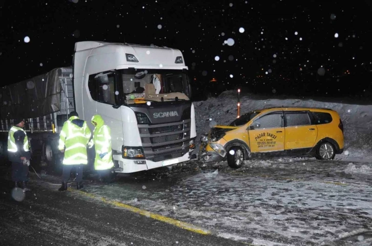 Kars’ta tır ile taksi çarpıştı: 1 ölü, 3 yaralı