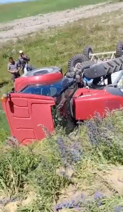 Kars’ta traktör şarampole devrildi
