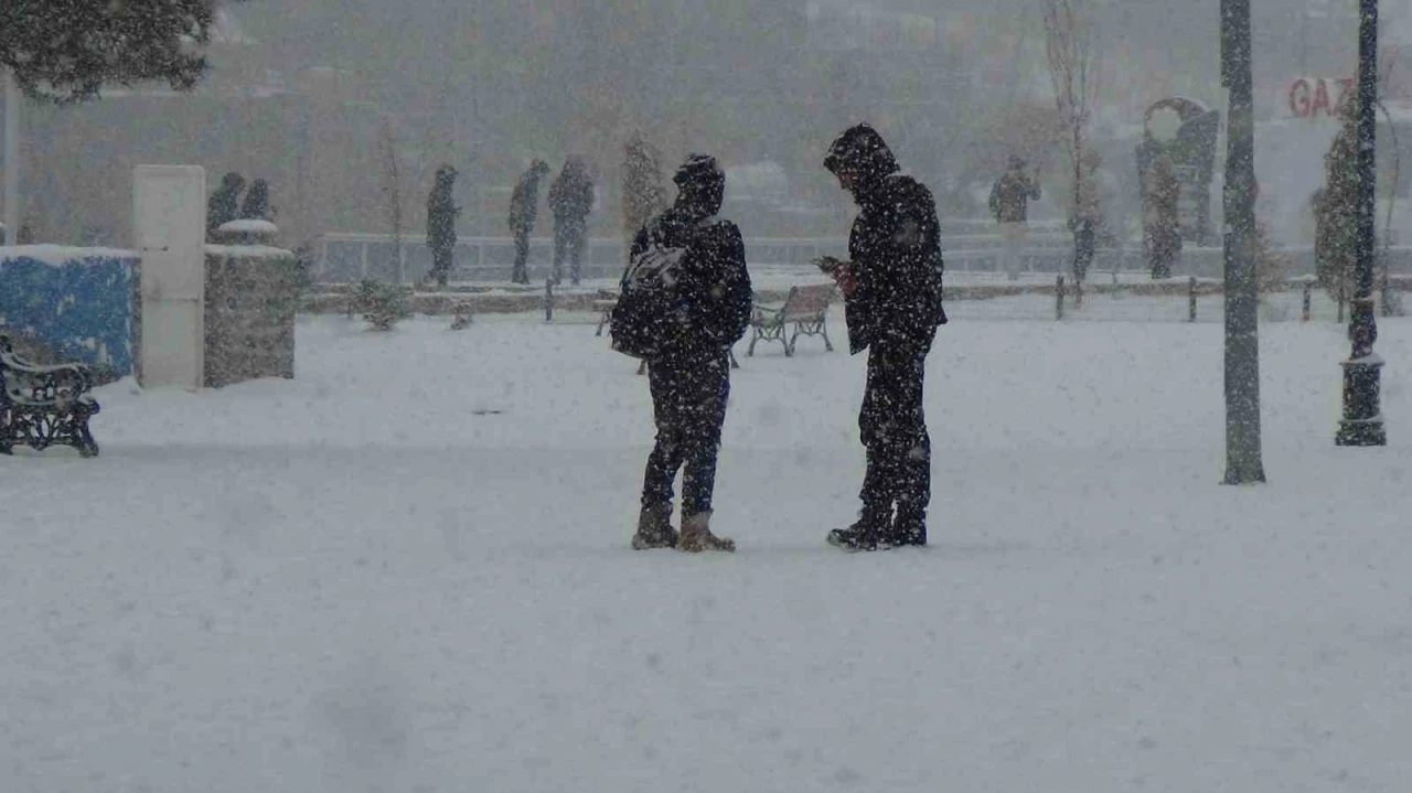 Kars&rsquo;ta yoğun kar yağışı: Vatandaşlar kar altında halay &ccedil;ekti
