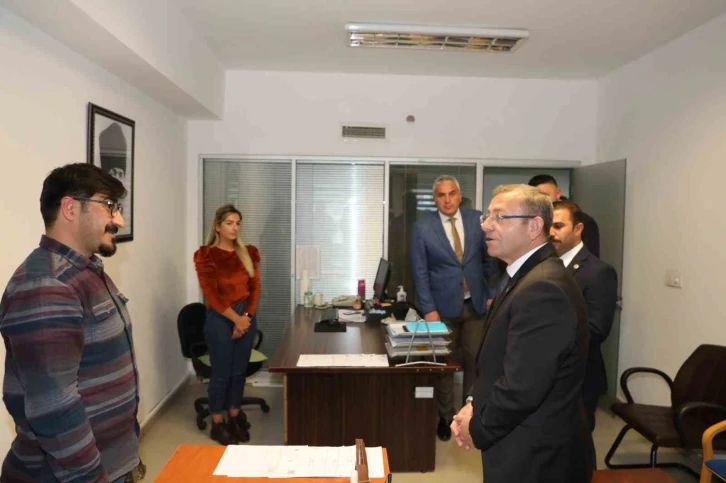 Kars Valisi Polat, saha &ccedil;alışmalarını s&uuml;rd&uuml;r&uuml;yor
