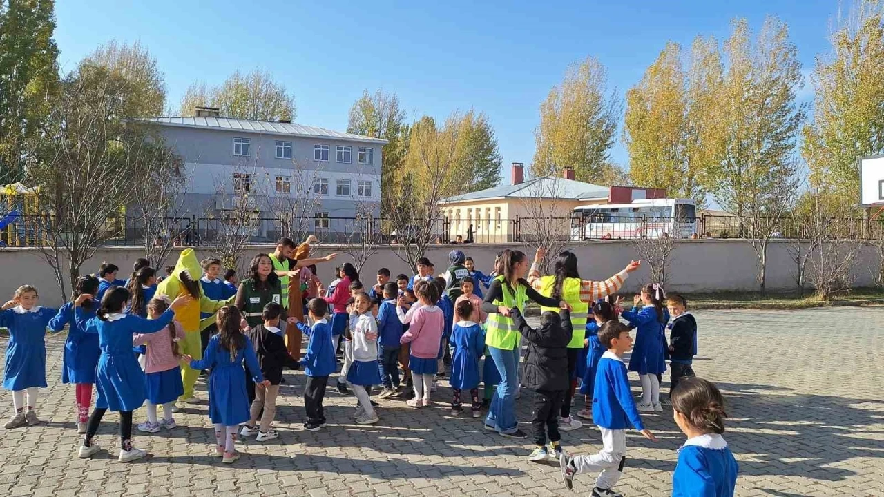 Kars Yeşilay minik yüreklere dokundu
