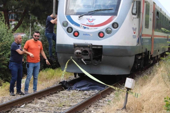 Karşı geçmek isteyen yaşlı kadın trenin altında kaldı
