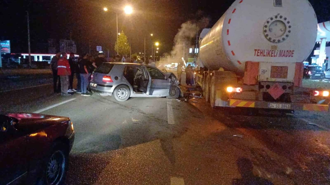 Karşı şeride geçen otomobil, akaryakıt tankeriyle çarpıştı: 1 ölü
