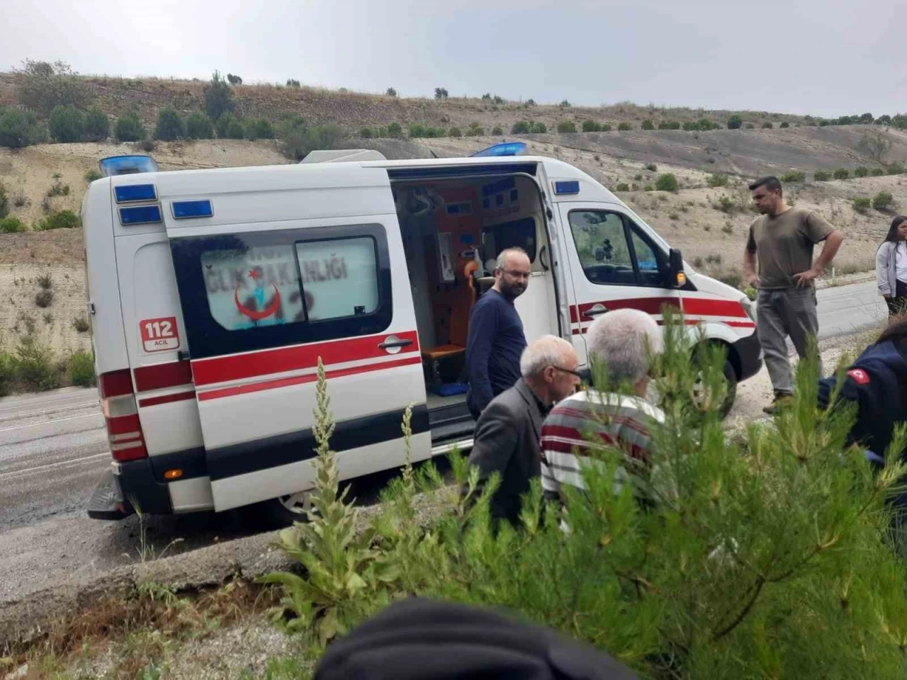 Karşı şeride geçip şarampole uçan otomobili sürücüsü yaralandı
