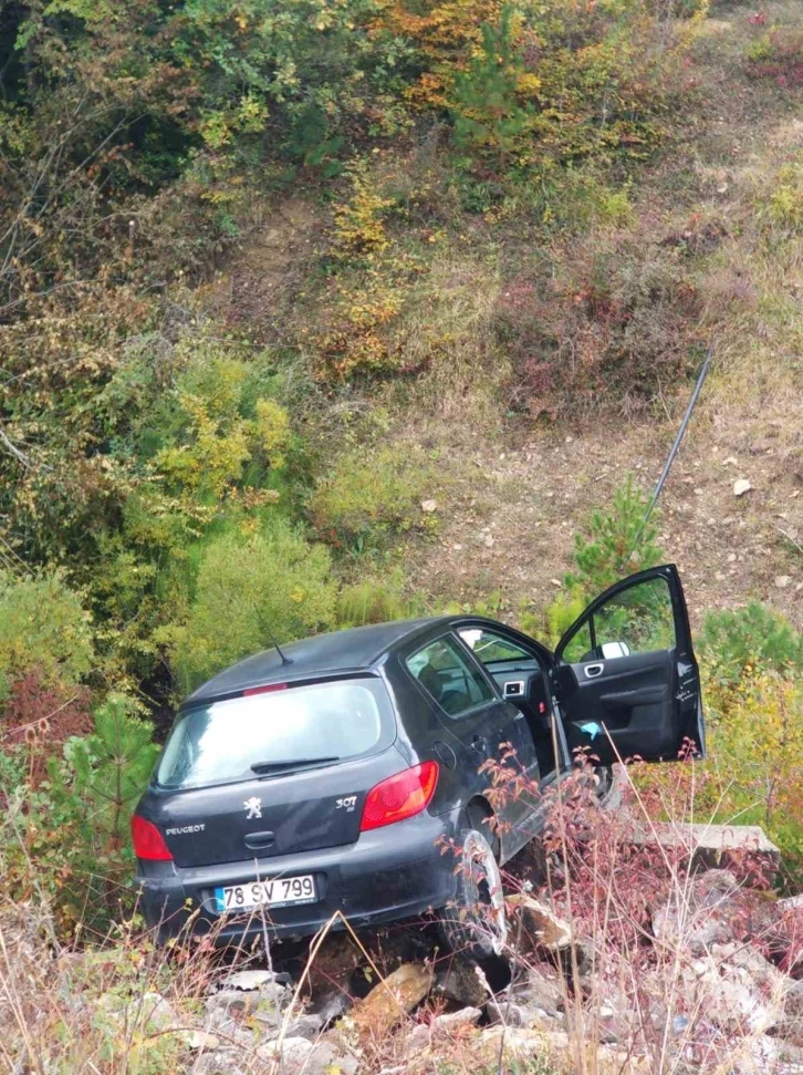 Karşı şeride ge&ccedil;ip şarampole u&ccedil;tu: 1 yaralı
