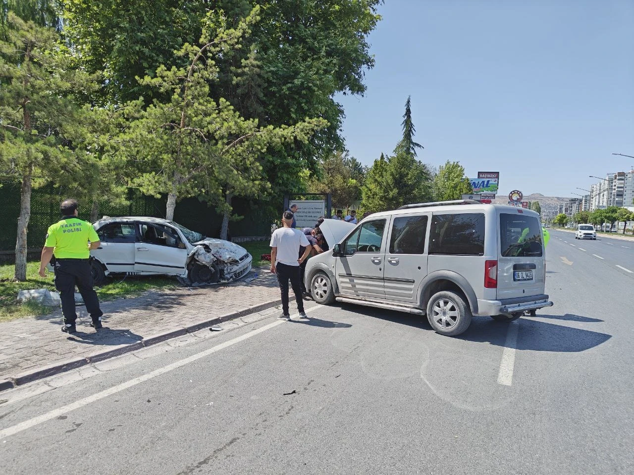 Karşı yola geçen otomobil 2 araca ve trafoya çarptı: 1 yaralı
