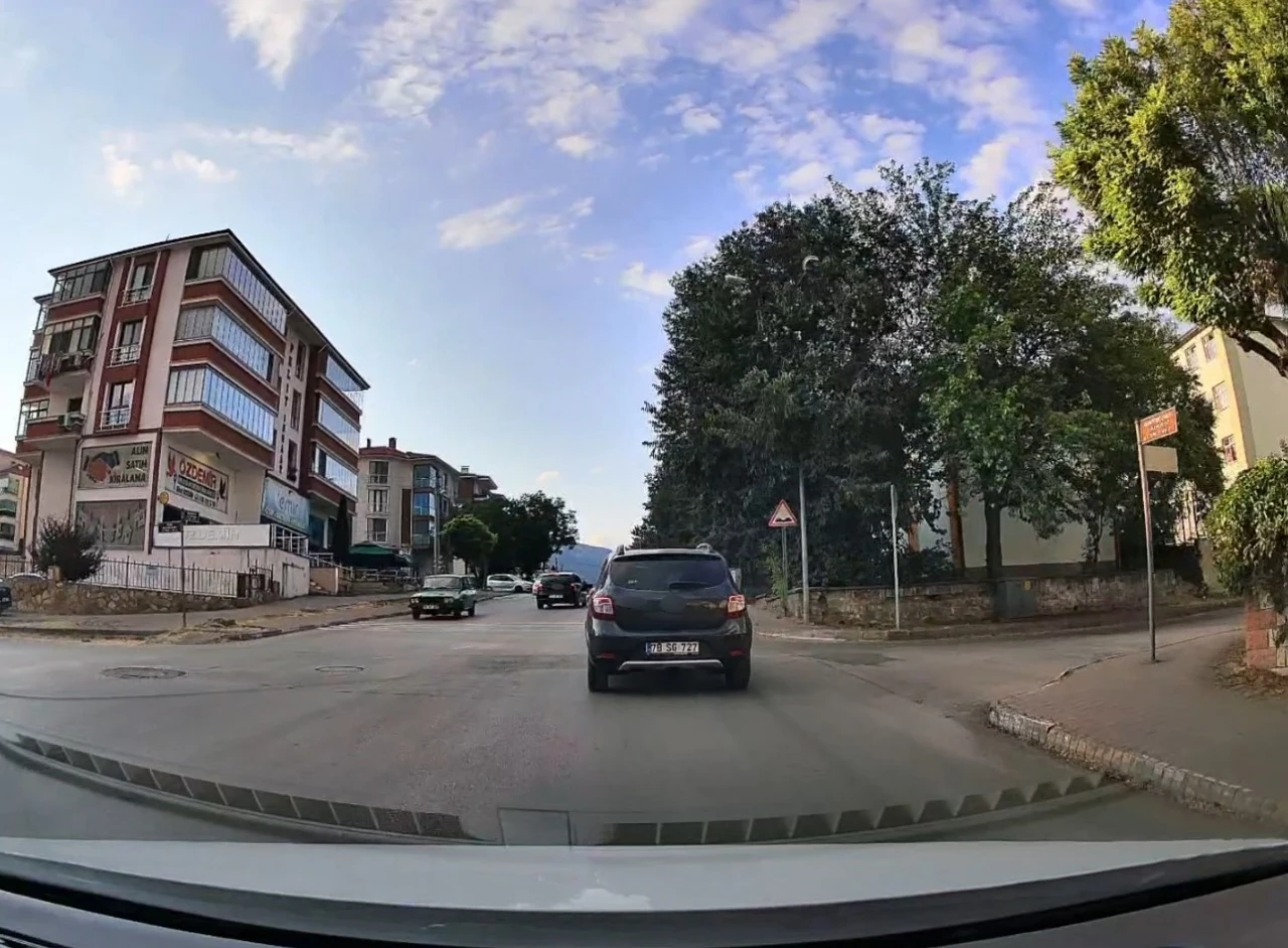 Karşı y&ouml;nden gelen ara&ccedil;lara rağmen sollama yapan s&uuml;r&uuml;c&uuml; kamerada
