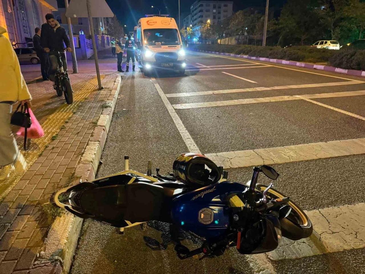Karşıdan karşıya geçmeye çalışan yayaya motosiklet çarptı: 2 yaralı
