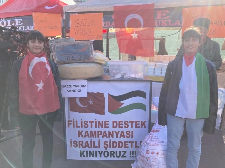 Karslı ikizler kumbaralarındaki parayı Gazze&rsquo;ye bağışladı
