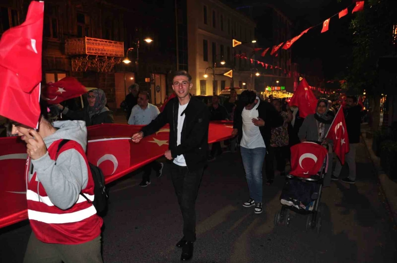 Karslılar 15 Temmuz&rsquo;da tek y&uuml;rek oldu: Binlerce vatandaş meydanları doldurdu, birlik ve beraberlik mesajı verildi
