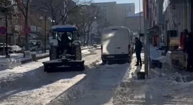 Karsta esnaf karla m&uuml;cadeleye satış yaptığı trakt&ouml;rlerle destek verdi
