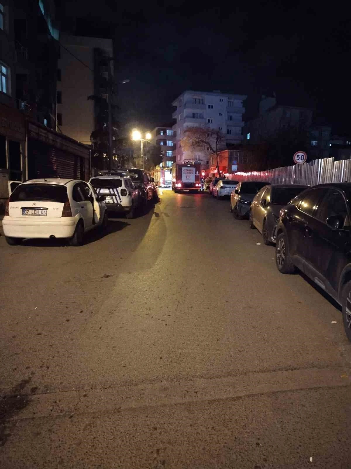 Kartal&rsquo;da 5 katlı binanın &ccedil;atısında yangın
