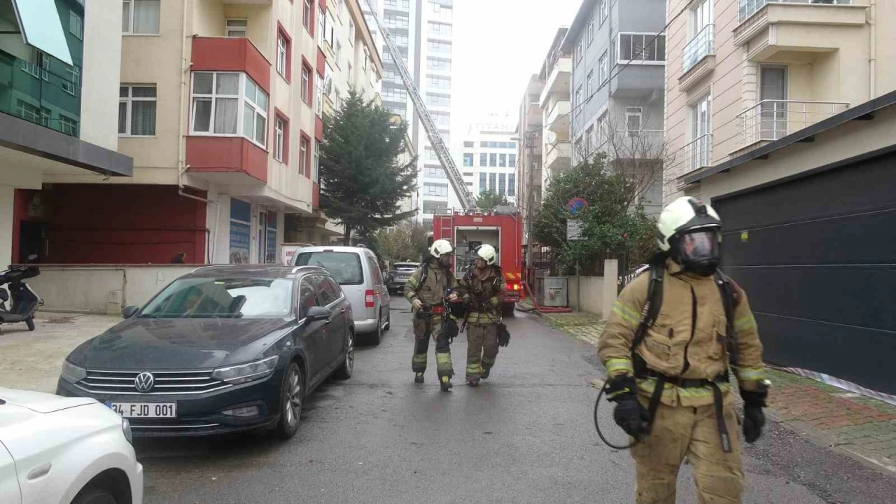 Kartal&rsquo;da &ccedil;atı katında yangın paniğe neden oldu
