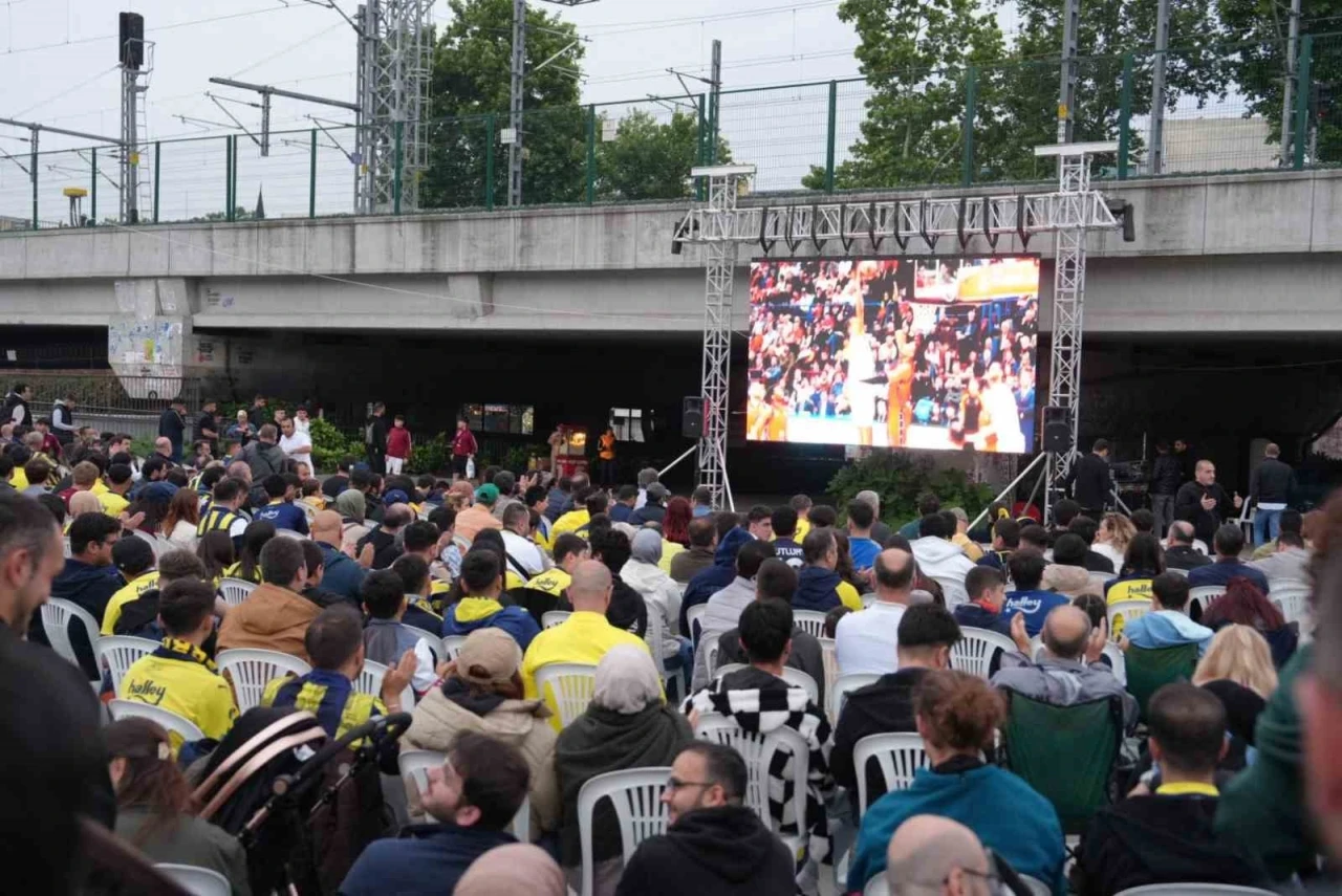 Kartal’da Fenerbahçe’nin Euroleague final maçı dev ekranda izlendi
