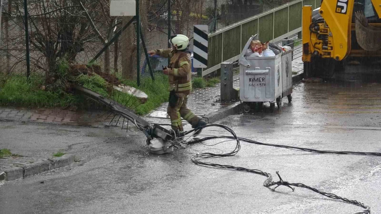 Kartal&rsquo;da hafriyat kamyonu elektrik tellerine takıldı: Olay ucuz atlatıldı
