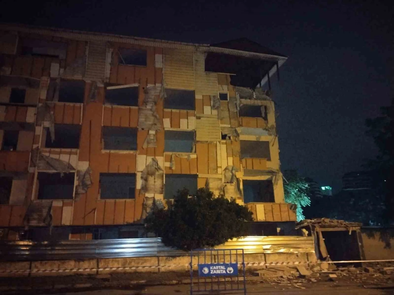 Kartal&rsquo;da metruk binanın balkonu &ccedil;&ouml;kt&uuml;
