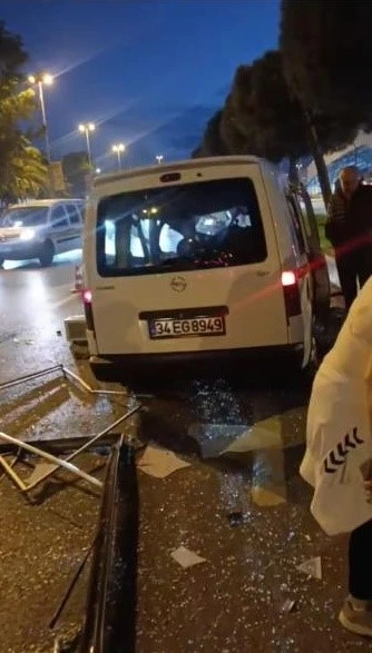 Kartal’da reklam panosuna çarpan araç karşı şeride geçti
