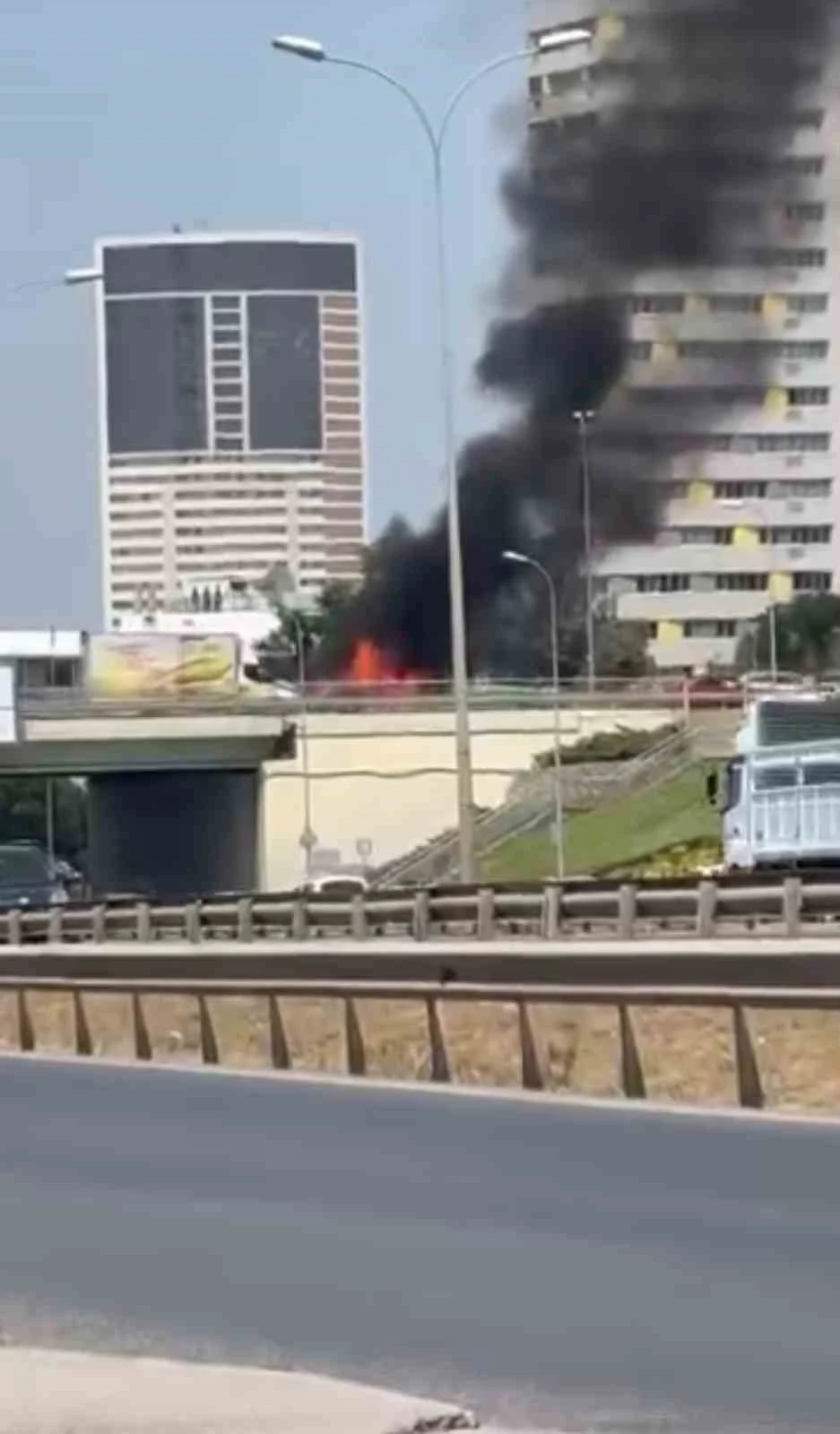 Kartal&rsquo;da seyir halindeki ara&ccedil; alevlere teslim oldu
