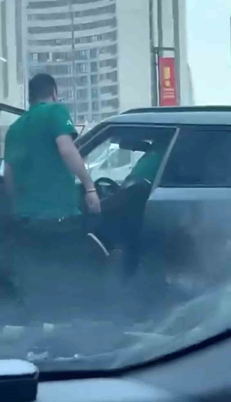 Kartal&rsquo;da trafik kazası sonrası &ccedil;ıkan kavga kamerada
