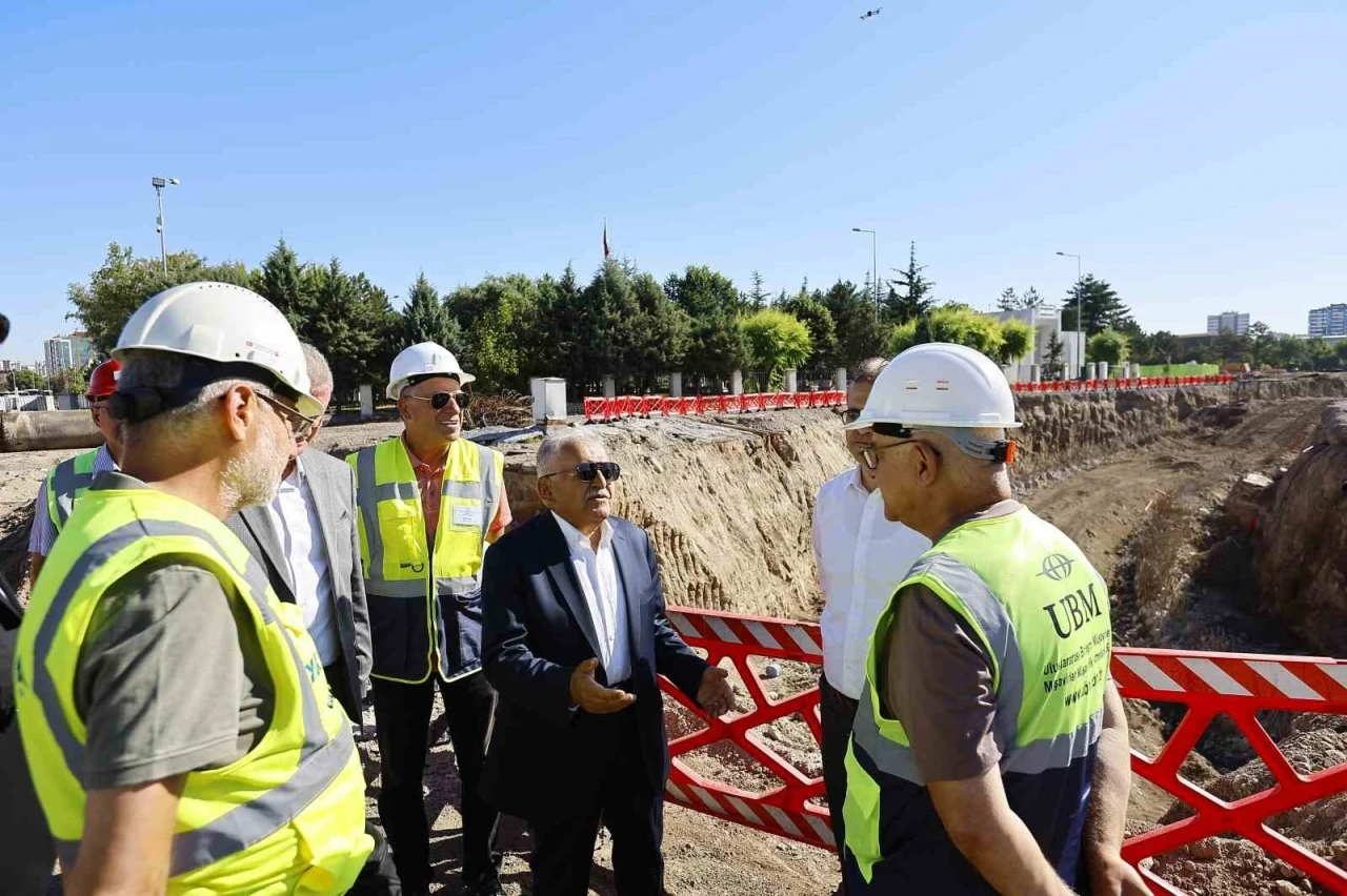 Kartal Kavşağı&rsquo;nda incelemelerde bulunan B&uuml;y&uuml;kkılı&ccedil;: "Y&uuml;zde 40&rsquo;ın &uuml;zerine &ccedil;ıkmış durumdayız"
