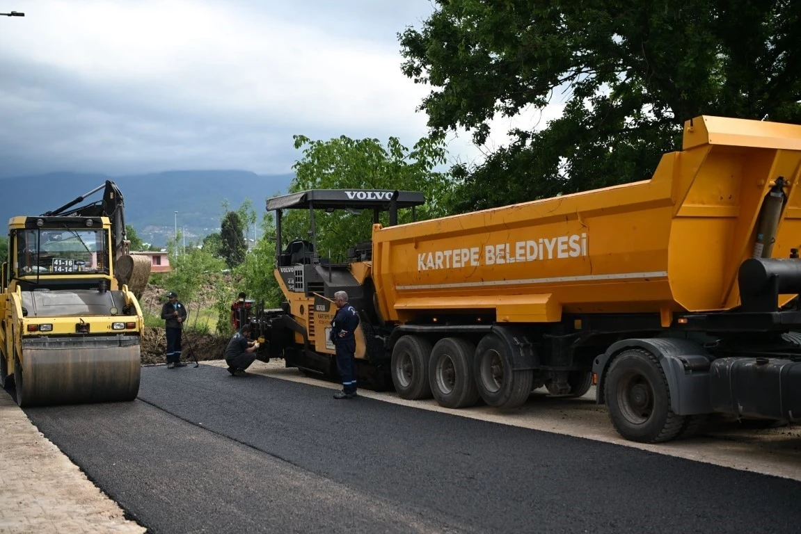 Kartepe’de 930 ton asfalt serimi gerçekleştirildi
