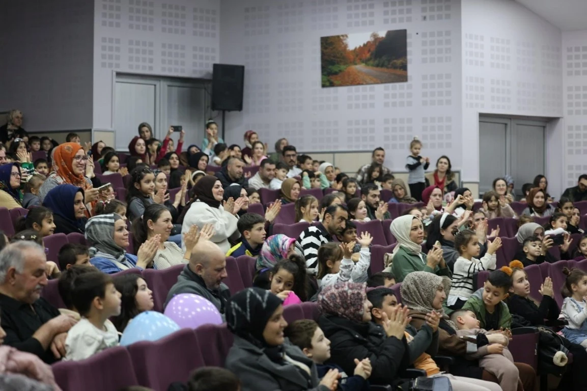 Kartepe&rsquo;de &ccedil;ocuklar "Karlar Diyarı" oyunuyla eğlendi
