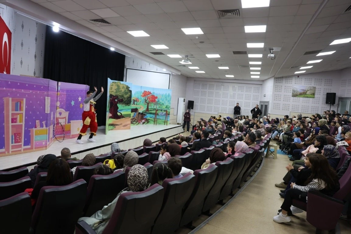 Kartepe&rsquo;de &ccedil;ocuklara "K&uuml;&ccedil;&uuml;k Cesaretler Kul&uuml;b&uuml;" oyunu sahnelendi
