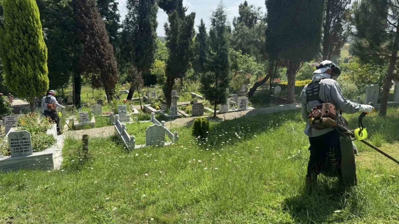 Kartepe’de mezarlık temizliği
