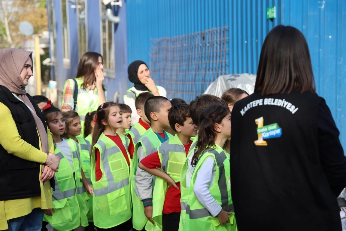 Kartepe’de öğrencilere geri dönüşüm bilinci aşılanıyor
