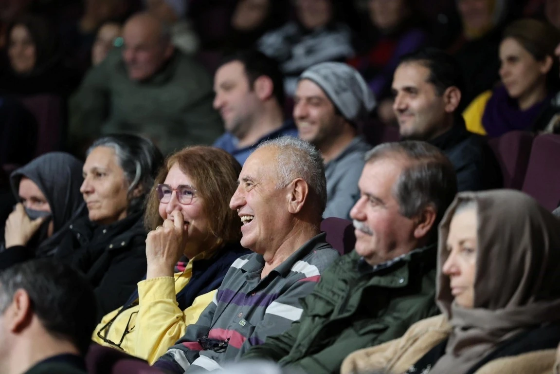 Kartepe&rsquo;de tiyatro heyecanı: "Anlat bakalım" sahnede
