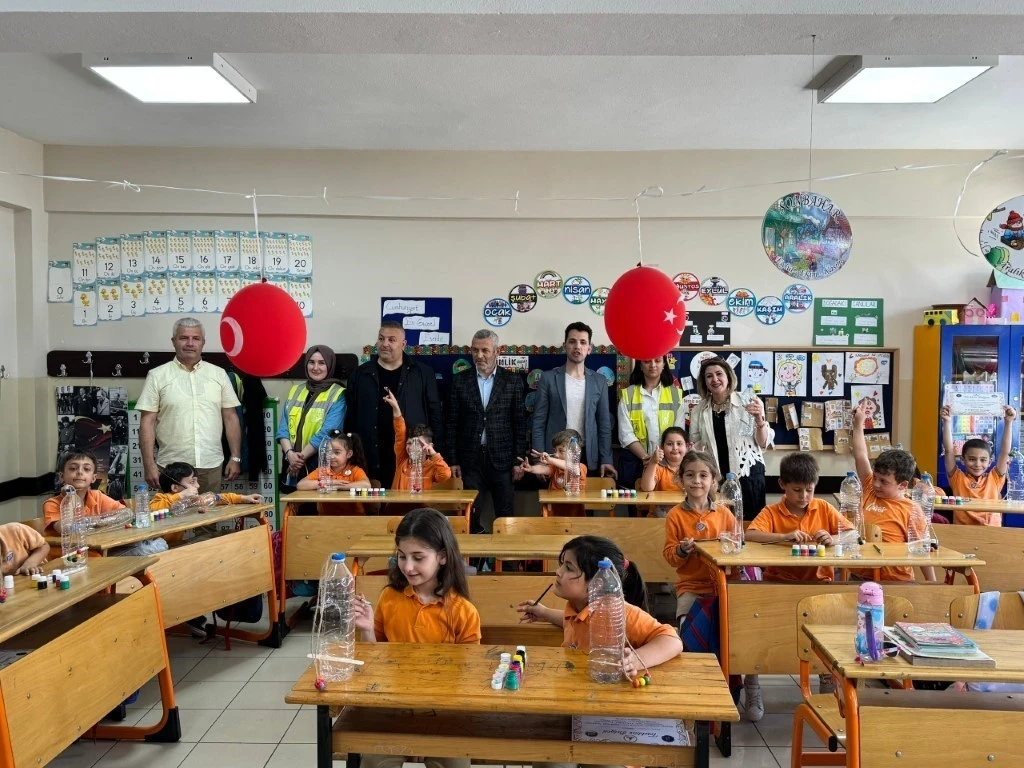 Kartepeli minikler ambalaj atıklarını biriktirdi
