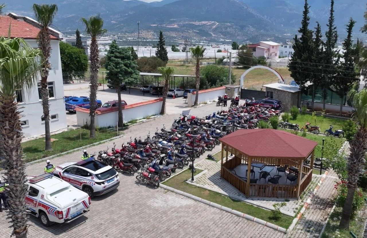 Kaş’ta motosikletlere yönelik huzur ve güven uygulamasında 145 araç trafikten men edildi
