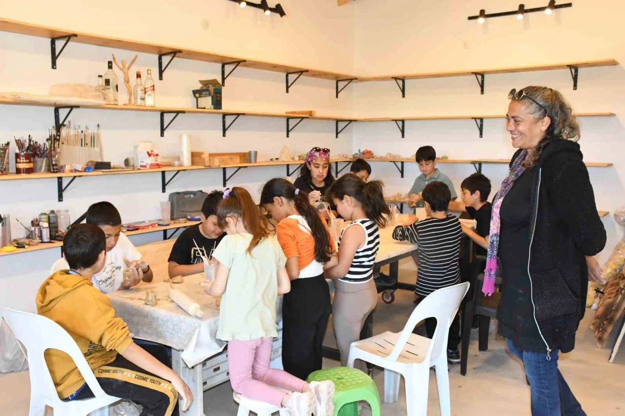 Kasabada kurduğu at&ouml;lyede &ccedil;ocukların &ouml;zg&uuml;venini sanatla b&uuml;y&uuml;t&uuml;yor
