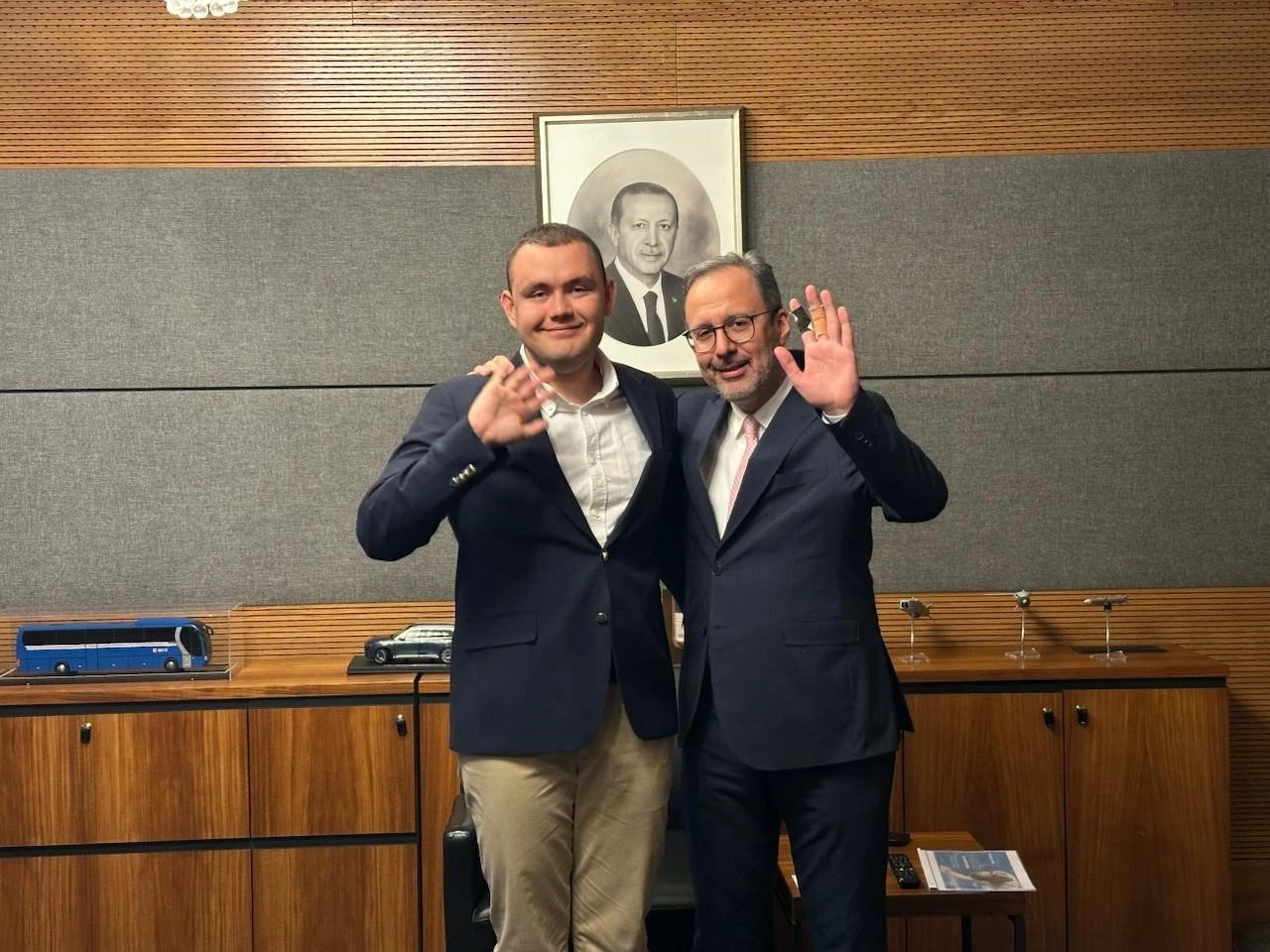 Kasapoğlu&rsquo;ndan İzmirli sporcuya tebrik
